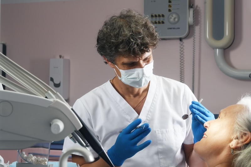 Dentalna klinika dr. Igor Radusinović - Dobrodošli v dentalni kliniki, kjer poskrbimo za zdravje vaših zob in nasmeh. 071 555 444 • narocanje@denti.si
